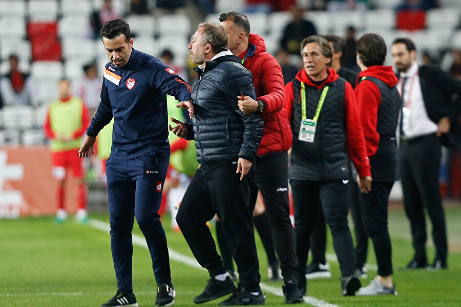 Sergen Yalçın, Antalyaspor maçında tribüne gönderildi.