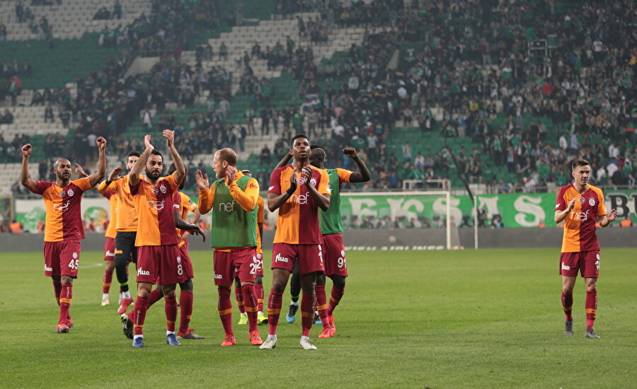 Galatasaray, Başakşehir'in 6 puan gerisinde zirve yarışını sürdürüyor.