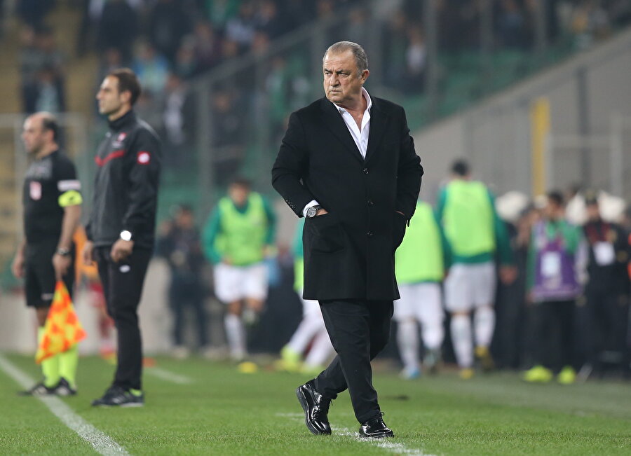 Fatih Terim kenardan öğrencilerini takip ediyor.