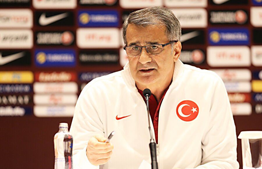 Milli takım patronu Şenol Güneş, basın toplantısında gazetecilerin sorularını yanıtlarken.