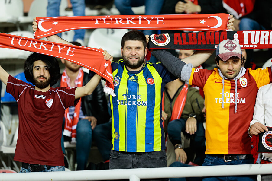 Her renkten futbolsever tribünleri dolduruyor.