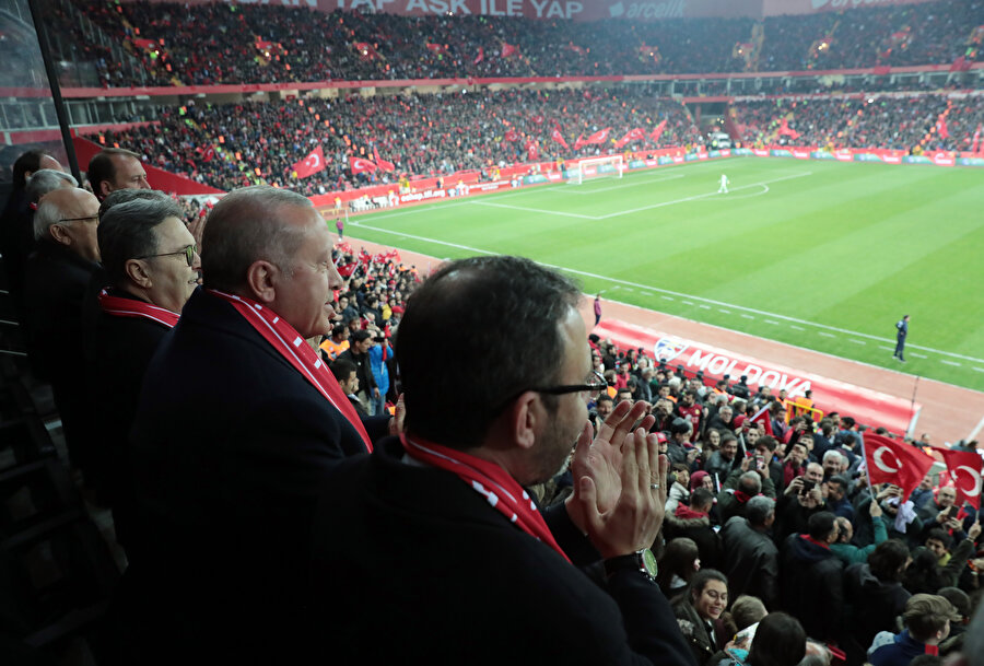 Cumhurbaşkanı Erdoğan, Cenk Tosun'un golünü ayakta alkışlıyor.