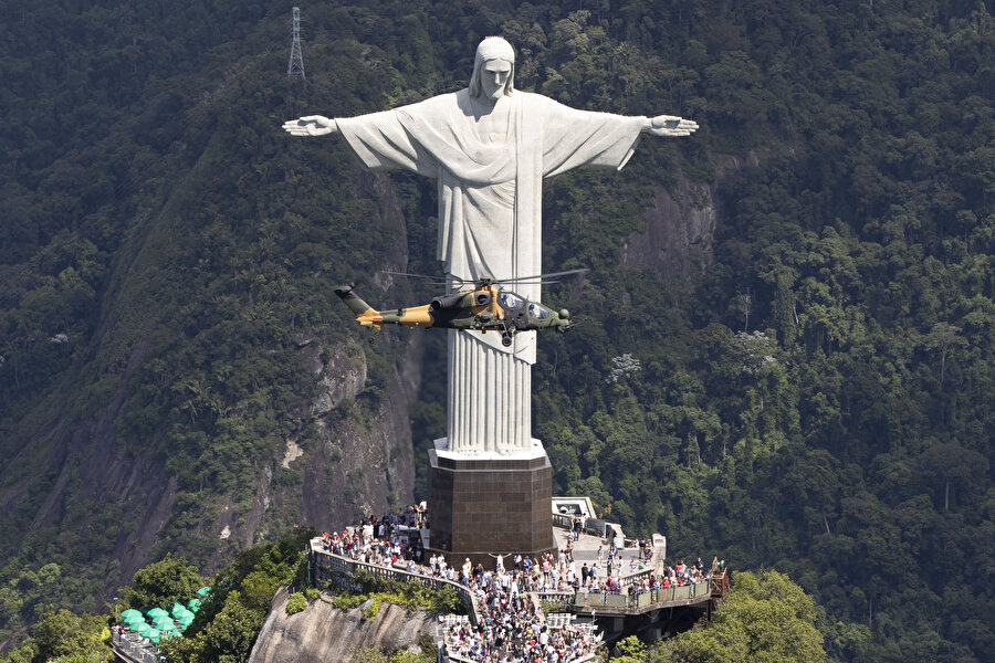 Atak, Rio de Janeiro kentinin simgelerinden olan Kurtarıcı İsa heykeli etrafından uçtu.