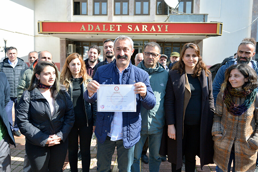 Maçoğlu mazbatasını aldıktan sonra kameralara poz verdi.