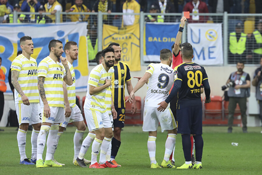 Mehmet Ekici'nin kart gördüğü pozisyon.
