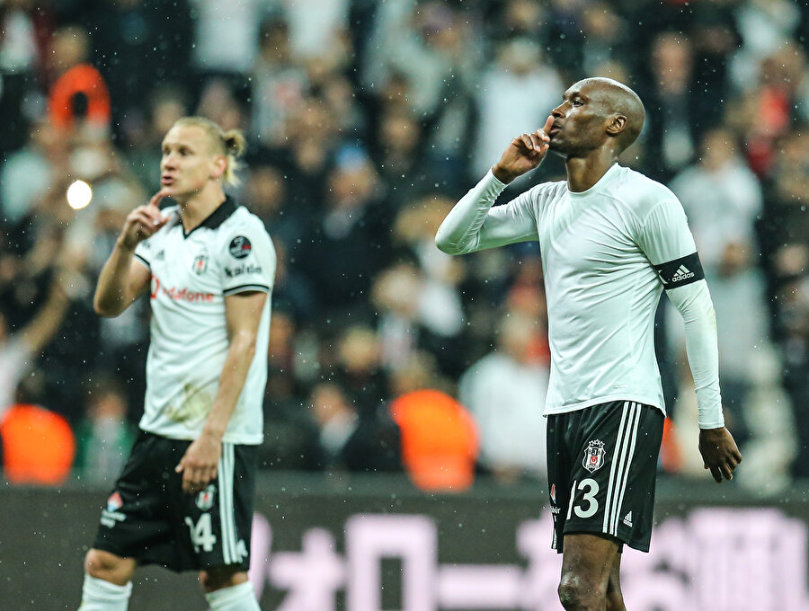 Vida ve Atiba maçtan sonra üçlü çektiriyor.