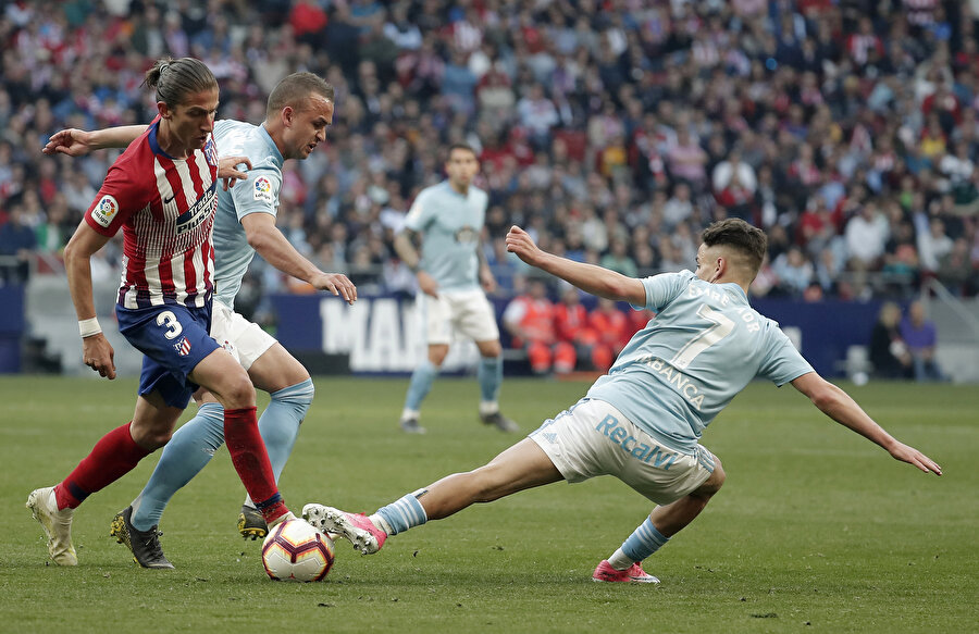 Celta'nın kulüp tarihindeki en pahalı transfer olarak Temmuz 2017'de büyük umutlarla alınan Emre'nin Haziran 2022'ye kadar sözleşmesi bulunuyor.