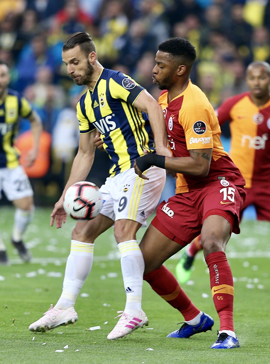 Ryan Donk, derbide Soldado ile mücadele ederken.