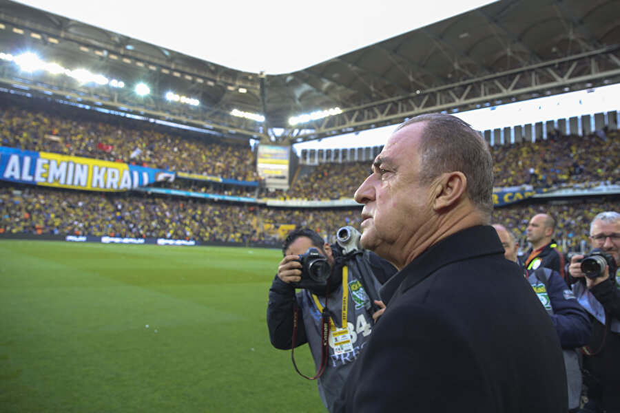 Fatih Terim seremonide İstiklal Marşı'nı okuyor.