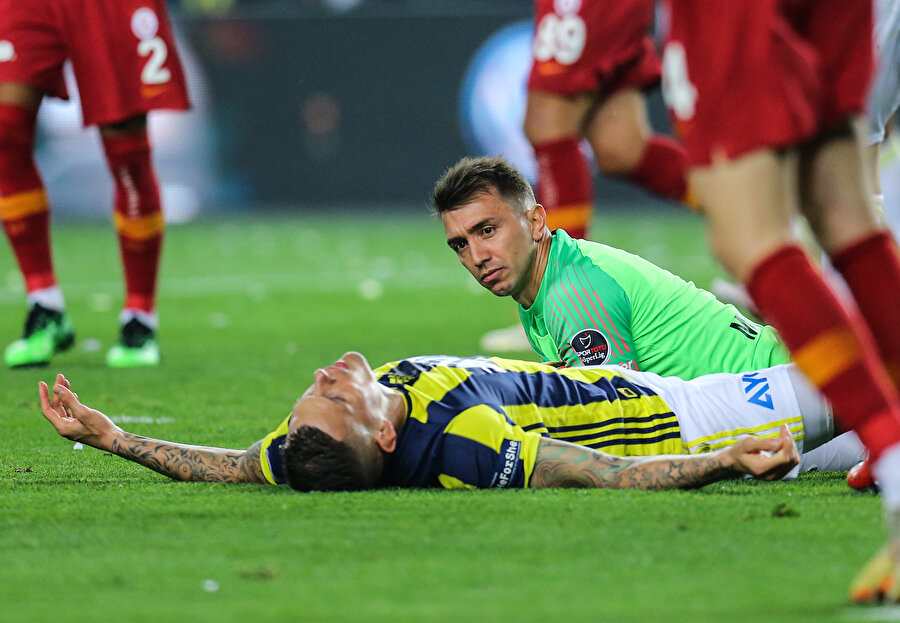 Fenerbahçe'de Martin Skrtel'in yerde kaldığı an.