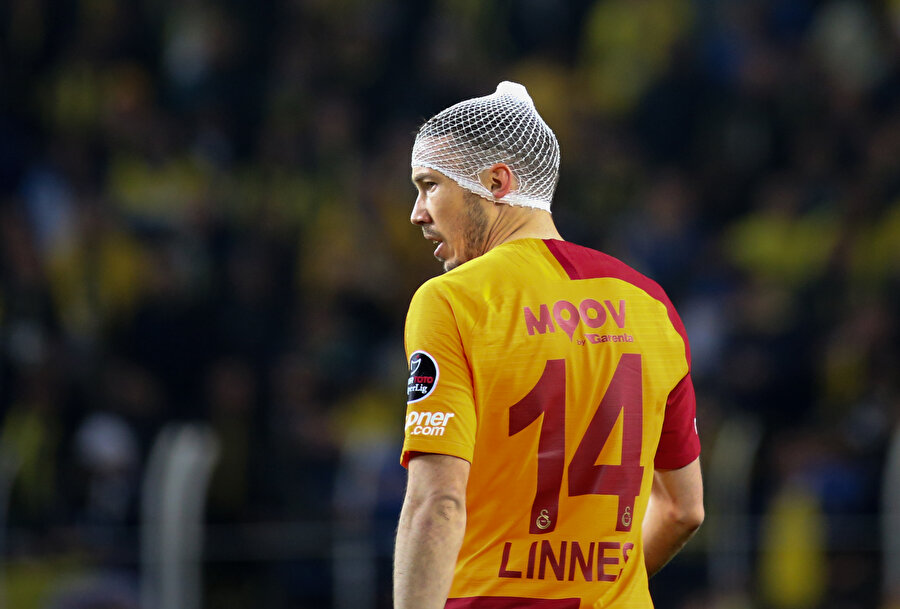 Martin Linnes tedavisinin ardından maça devam ederken.