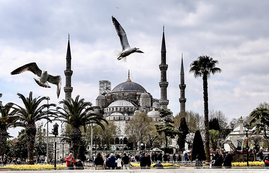 Sultanahmet Cami turistlerin ilgisini çekmeye devam ediyor.