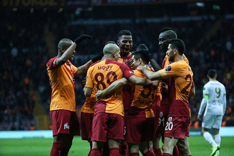 Galatasaraylı futbolcular Nagatomo'nun golünü kutluyor.