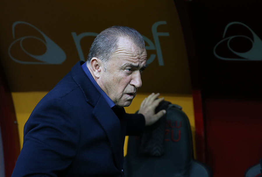 Fatih Terim kulübede oyuncularını izliyor.