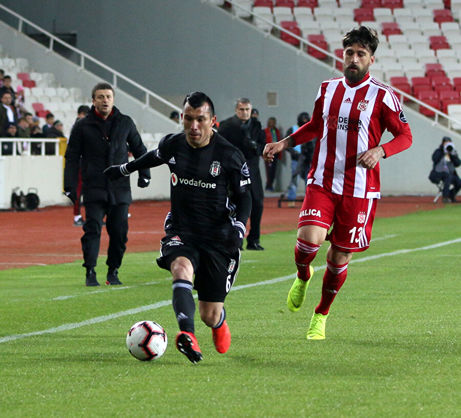 Garry Medel dengesini kaybediyor.
