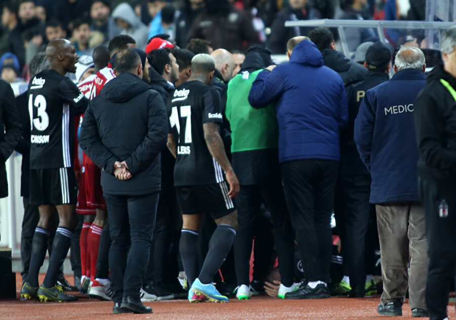Burak Yılmaz'ın yere yığılmasının ardından yaşanan kalabalık.