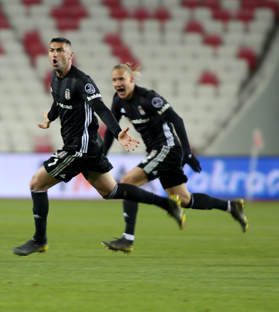 Vida ve Burak Yılmaz'ın gol sevinci.