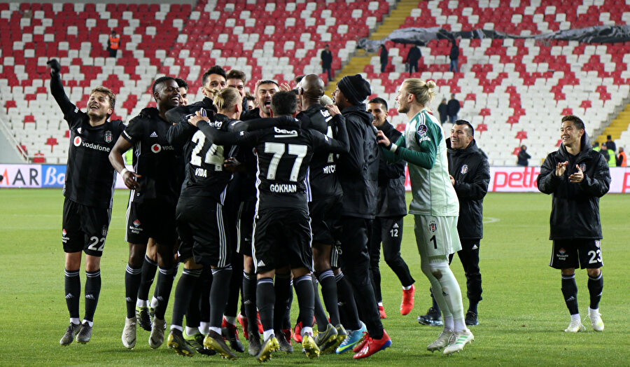 Beşiktaşlu futbolcuların galibiyet sevinci.