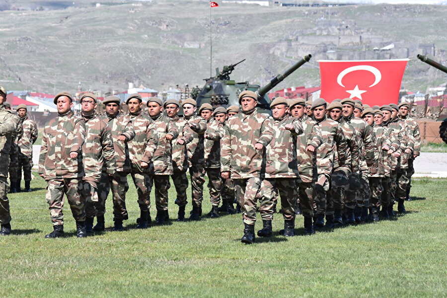 Bedelli askerlerin yemin töreninden bir kare.