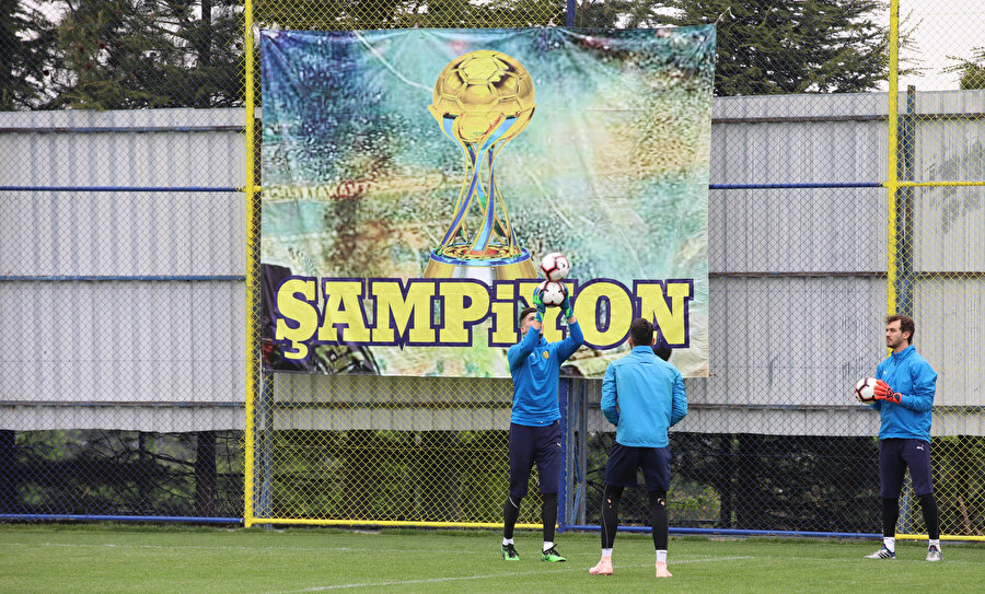 MKE Ankaragücü idmanında kaleciler çalışıyor.