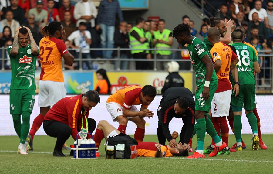Galatasaraylı futbolcular, Emre Akbaba'nın sakatlığının ardından büyük bir şok yaşadılar.