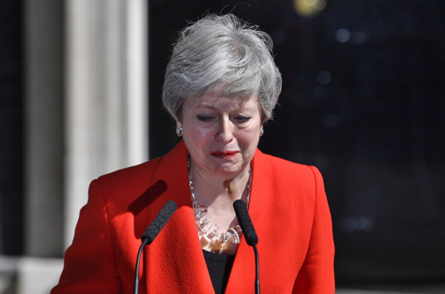 İngiltere Başbakanı Theresa May istifasına yönelik gerçekleştirdiği konuşmada gözyaşlarına hakim olamadı.