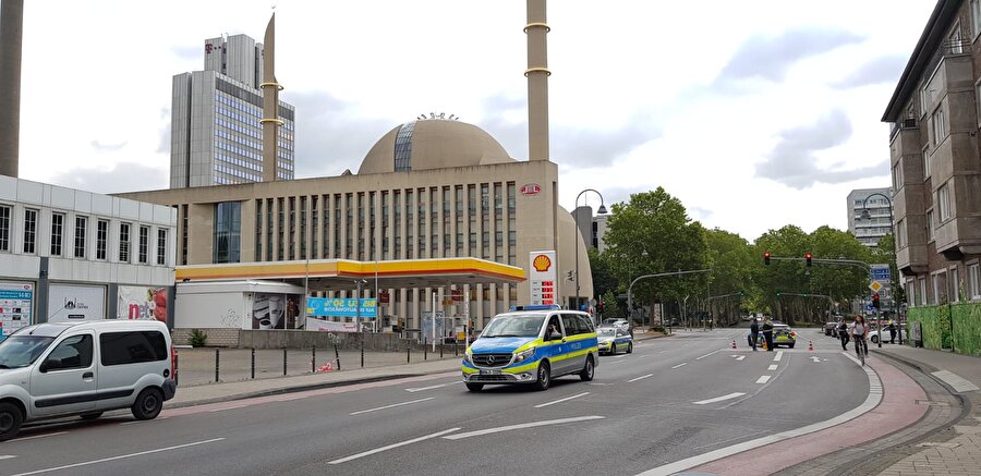 Almanya'da alınan bir bomba ihbarı nedeniyle Diyanet İşleri Türk İslam Birliği Genel Merkezi boşaltıldı. -AA