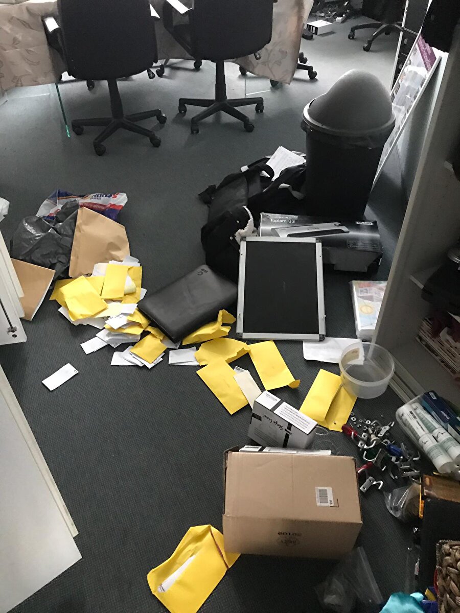 Camiye giren üç saldırgan, eşyalara zarar verdi. -AA