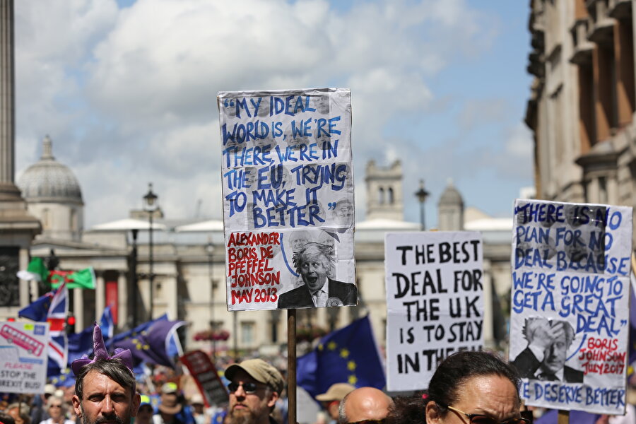 Londra'da Brexit karşıtı gösteride binler sokaklara döküldü. -AA