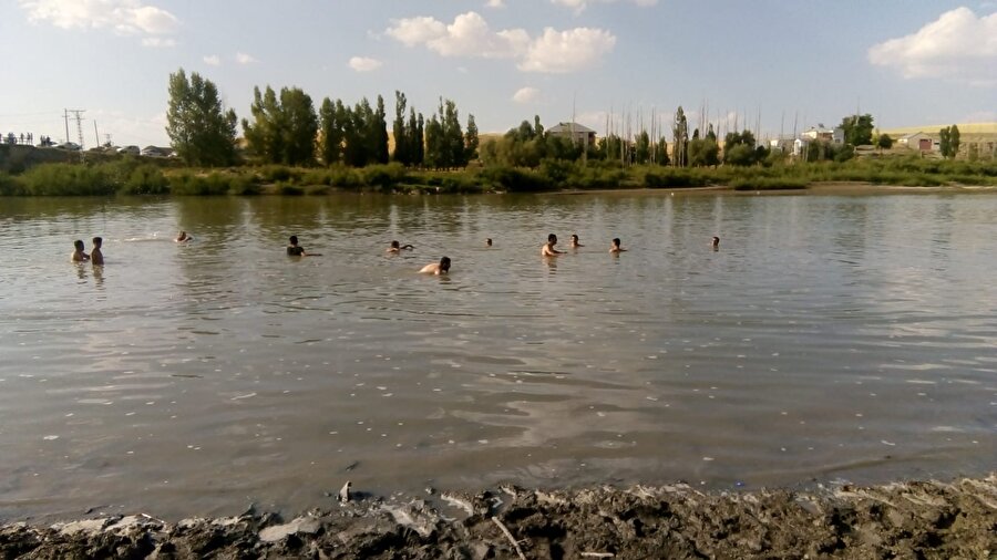 Murat Nehrine giren 4 çocuk boğuldu