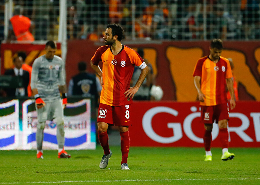 Galatasaraylı futbolcuların mağlubiyet üzüntüsü.