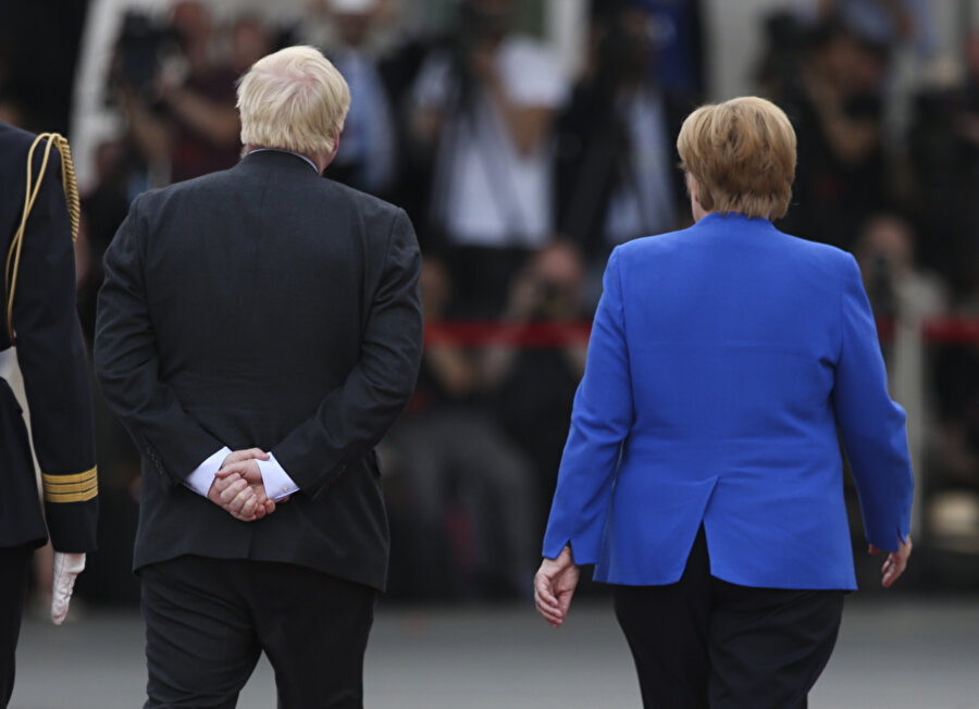 İngiltere'nin yeni Başbakanı Boris Johnson, ilk yurt dışı ziyaretini Almanya'nın Başkenti Berlin'e gerçekleştirdi ancak bu görüşmede ellerini arkadan bağlamasıyla büyük tepki çekti. -AA