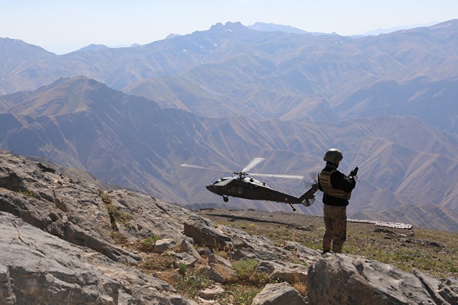 Kıran Operasyonu kapsamında görev alan bir askerimiz ve helikopterimiz böyle görüntülenmişti.