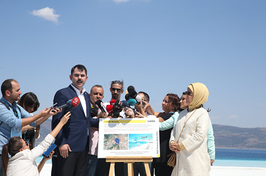 Emine Erdoğan, Salda Gölü'nde incelemelerde bulundu. AA