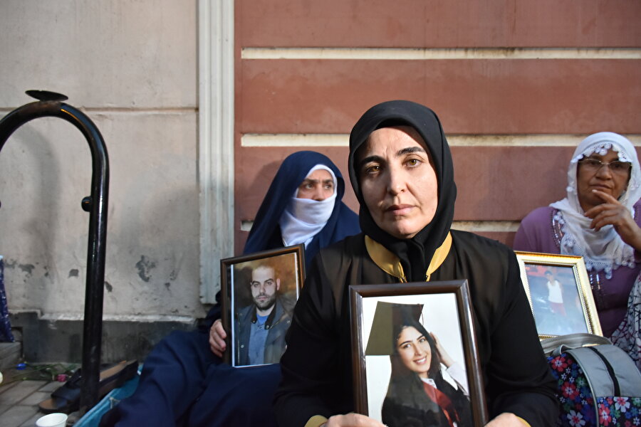 Evlat nöbetine katılım sürüyor.