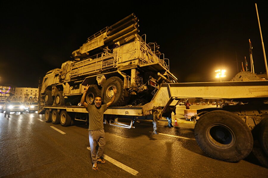 Halife Hafter milislerine ait Rus yapımı Pantsir hava savunma sistemlerinden birisini başkent Trablus’ta sergilendi.