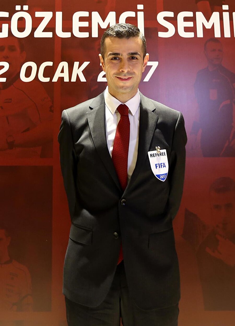 Mete Kalkavan, törende basın mensuplarına poz verirken.