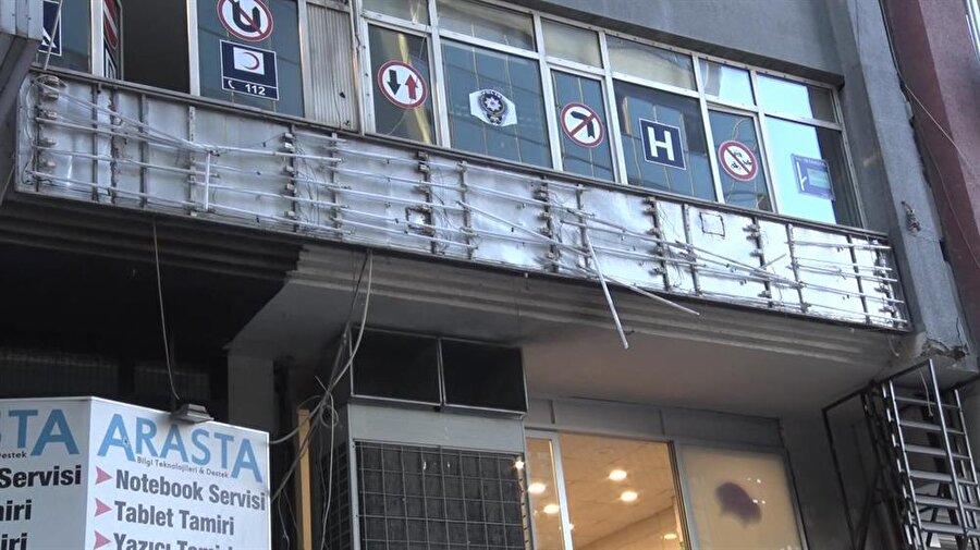 Reklam tabelası yayaların üzerine düştü