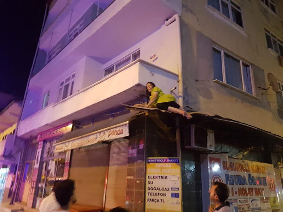 Düzce'de evinin balkonundan düşen kadın, tente sayesinde hayata tutundu.