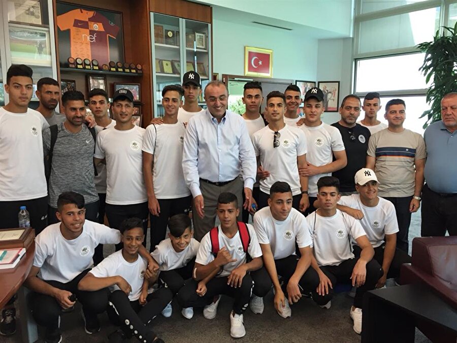 Abdurrahim Albayrak Filistinli genç futbolcuları misafir etti