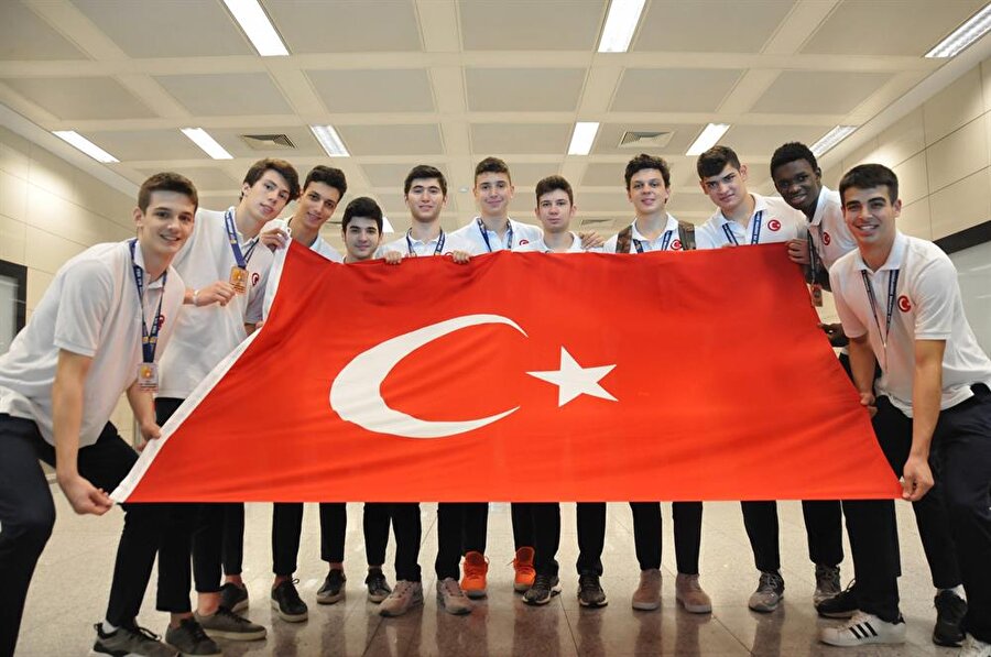 Yıldız Erkekler Avrupa Şampiyonası’nı bronz madalyayla tamamlayan U16 Yıldız Erkek Milli Takımımız İstanbul’a döndü.