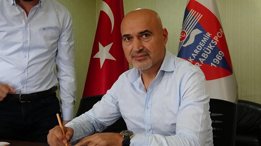 Kardemir Karabükspor, Levent Açıkgöz'ü teknik direktörlük görevine getirdi.