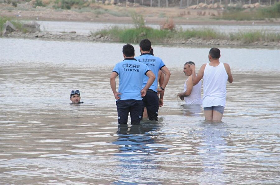 Ekiplerin nehirde yaklaşık 1 saat süren çalışmaları sonucu Suriyeli gencin cansız bedenine ulaşıldı. 
