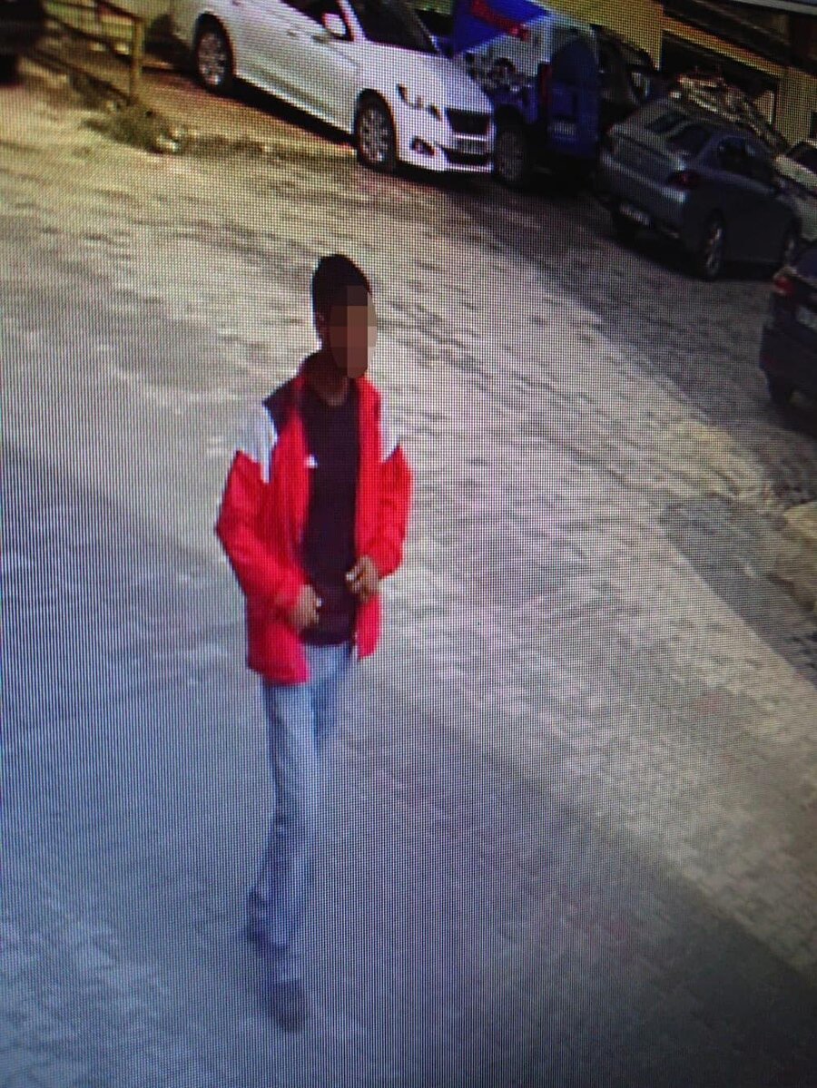 Kendisine çarpıp kaçan sürücüye kızdı, 4 aracı kundakladı

