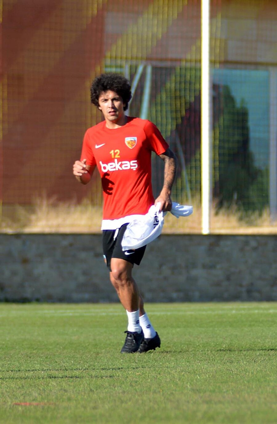 Kayserispor'da sol bek krizi devam ediyor. Oğuzhan Berber'in antrenman esnasında sakatlandığı açıklandı.