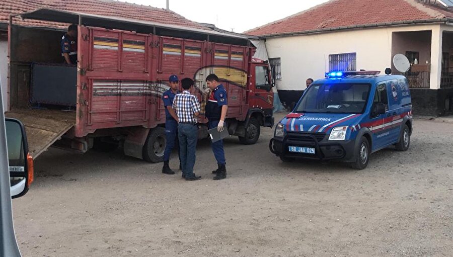 Polis ceset bulunan kamyonette parmak izi tespiti yaptı.