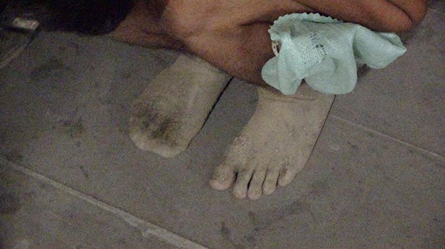 Çıplak ayakla kilometrelerce yürütülen kaçak göçmenler donmak üzereyken bulundu.