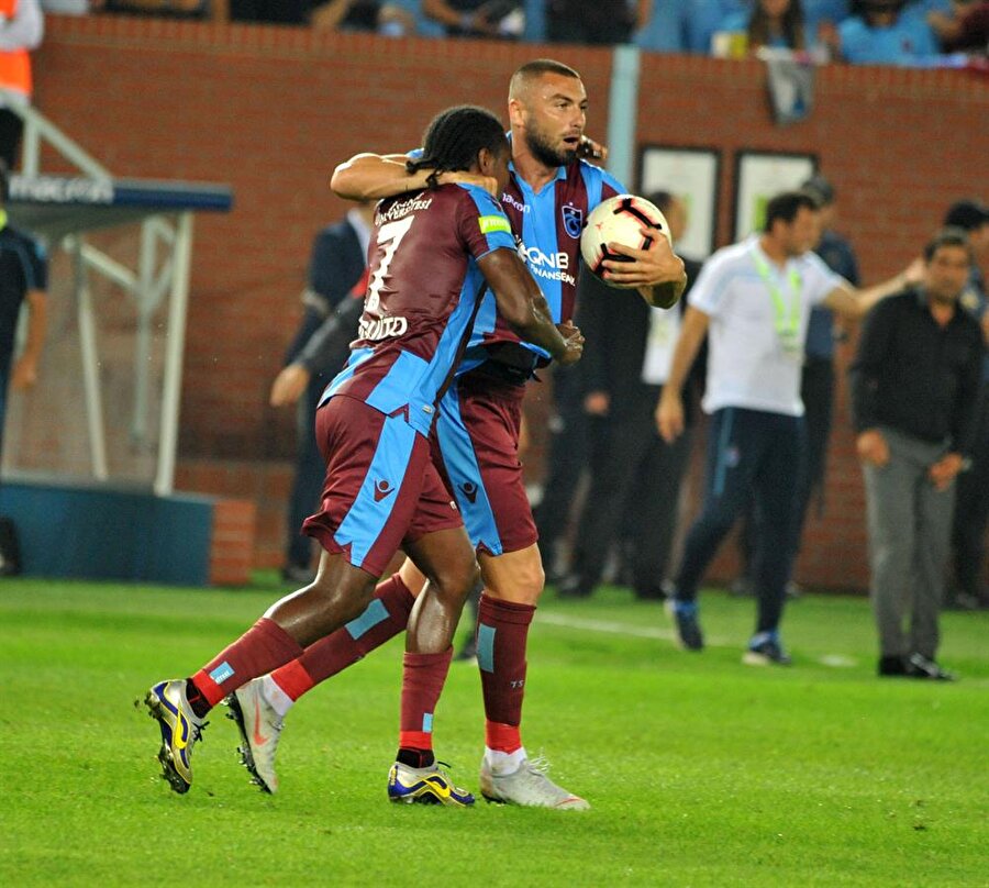 Trabzonspor'da Burak Yılmaz ve Hugo Rodallega gol sevincini birlikte paylaştılar.
