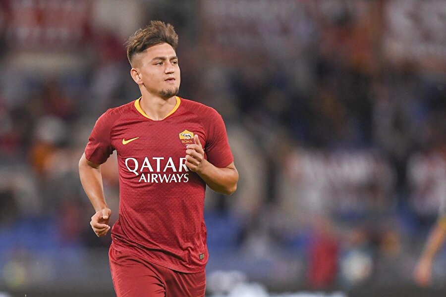 Cengiz Ünder diğer kanatta oynanan oyunu yakından takip ediyor.