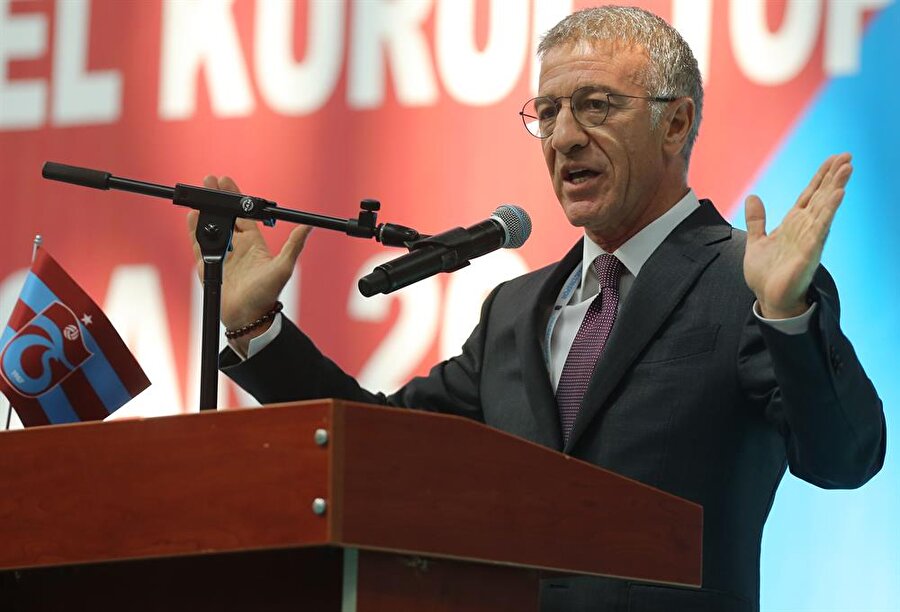 Ahmet Ağaoğlu, kürsüde konuşmasını gerçekleştirirken.